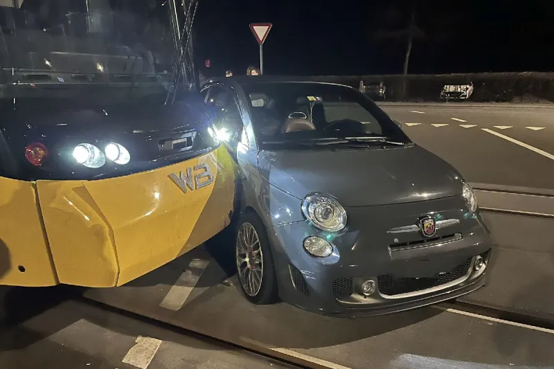 Bubendorf BL - Kollision zwischen einem Fiat 500 und der Waldenburgerbahn
