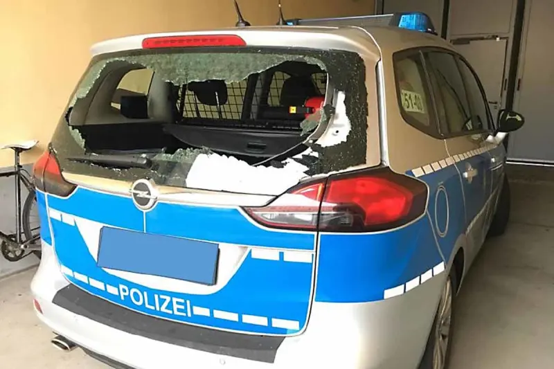 Berlin – Polizeifahrzeug massiv mit Steinen beworfen
