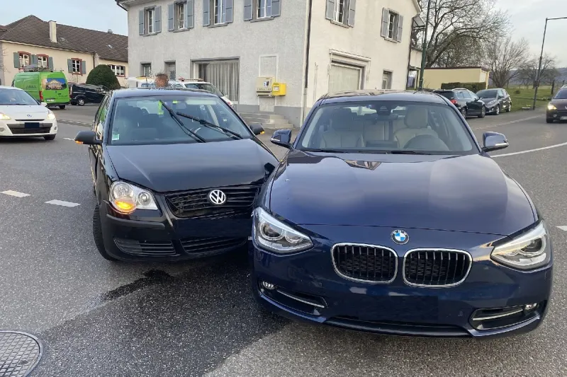 Biel-Benken BL - Zwei Personenwagen in Unfall verwickelt