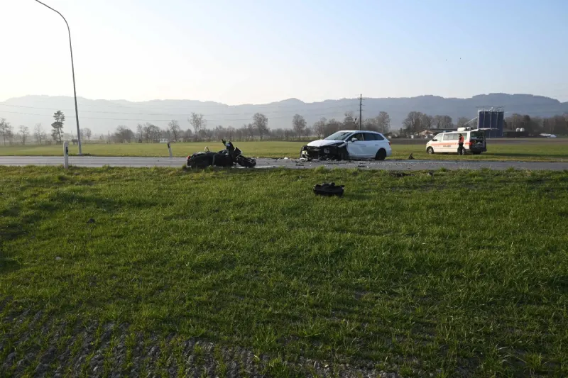  Montlingen SG - Überholmanöver endet mit schlimmen Folgen für Motorradlenker!