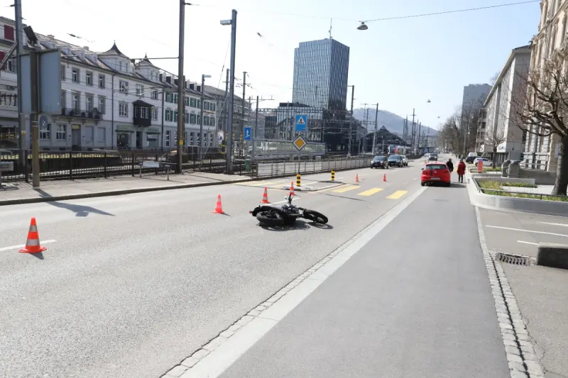 Stadt St. Gallen - Junge Motorradfahrerin kollidiert mit Personenwagen und verletzt sich