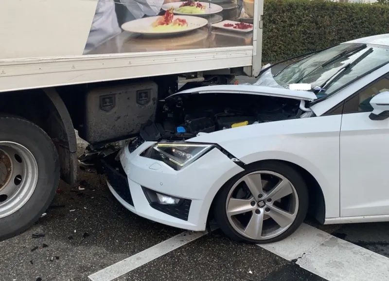 Neustadt – Pkw fährt unter Lkw