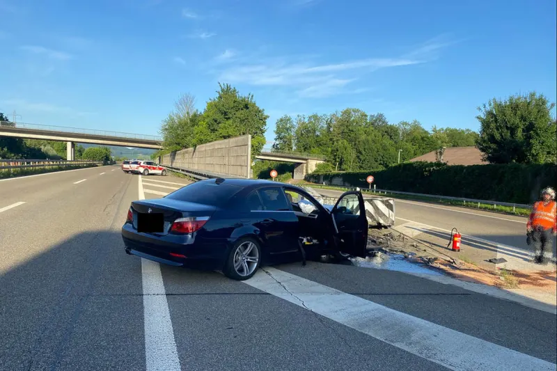 A3 Kaiseraugst AG – Personenwagen kollidiert mit Aufprallelement