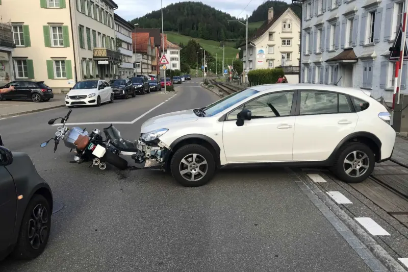 Bühler AR - Motorradlenker kommt zu Fall und verletzt sich nach Kollision