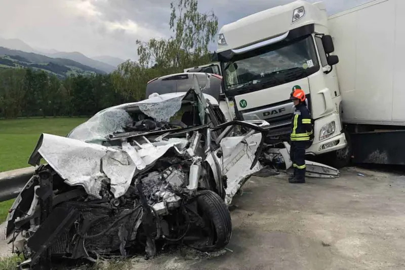 Gröbming - Mehrere Verletzte nach heftigem Crash zwischen LKW und PKW