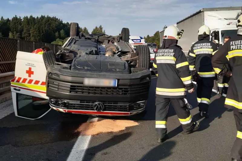Schwerer Unfall bei Krumpendorf - Rettungswagen mit Patientin überschlug sich auf A2