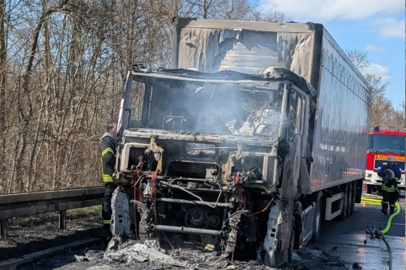 Mühlhausen im Täle  – Lkw auf Autobahn in Brand geraten