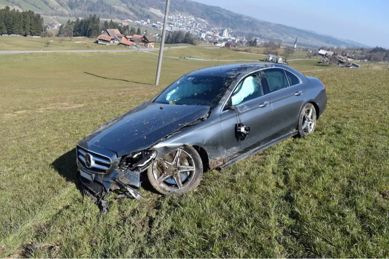 Malters LU - Mercedes mit Totalschaden nach Überschlag