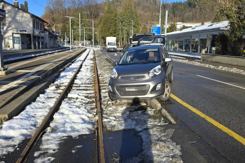 Teufenthal AG – Auto bei Unfall im Gleisbett stecken geblieben
