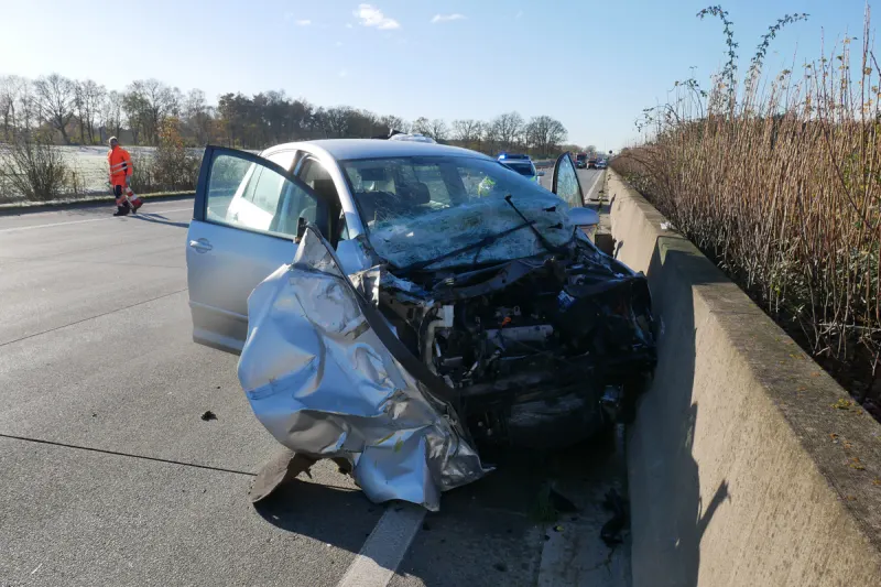 A1 Sittensen NI – 19-Jähriger bei Unfall mit drei Fahrzeugen schwer verletzt