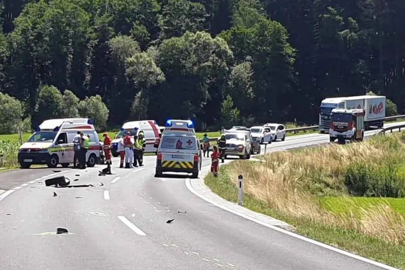 Karambolage in Freistadt - 79-Jähriger baut Unfall mit drei Pkw - Mutter und Kleinkind verletzt