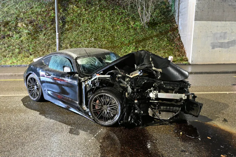 Unfall in Winterthur ZH – 550-PS-Sportwagen crasht in Unterführung