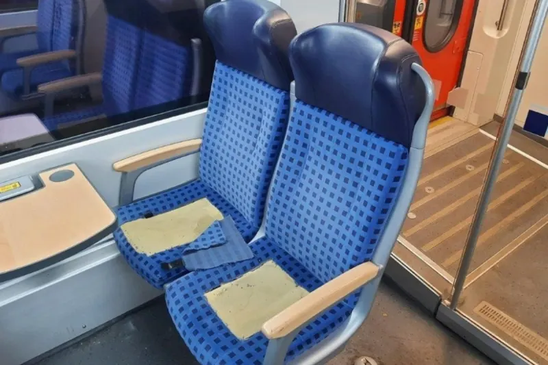 Bahnhof Neustrelitz MV - 18-Jähriger schneidet Stücke aus Sitzen heraus 