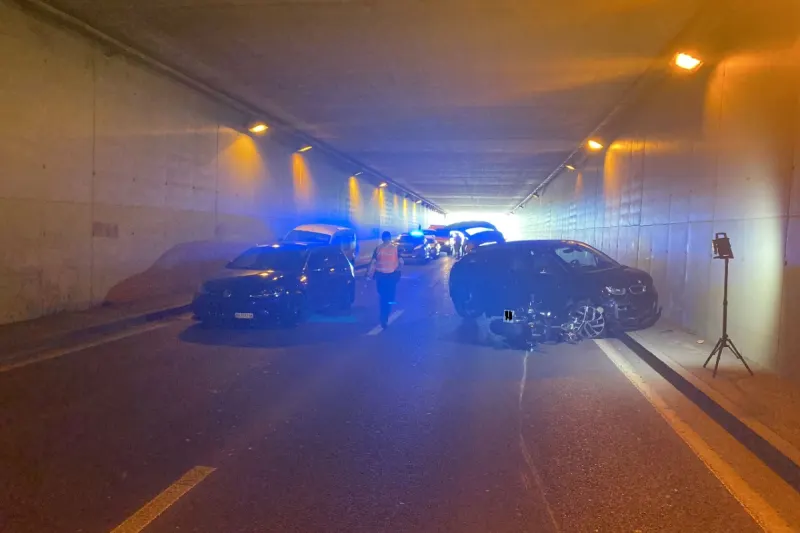 Bremgarten AG - Ein Auto ist nach der Auffahrkollision auf die Gegenfahrbahn geraten