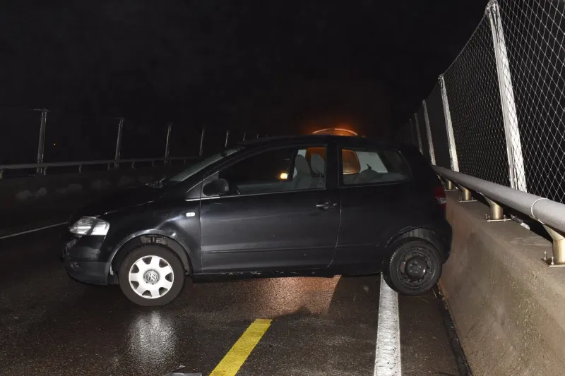 Unfall in Waldstatt AR - Mit einem Brückengeländer kollidiert 