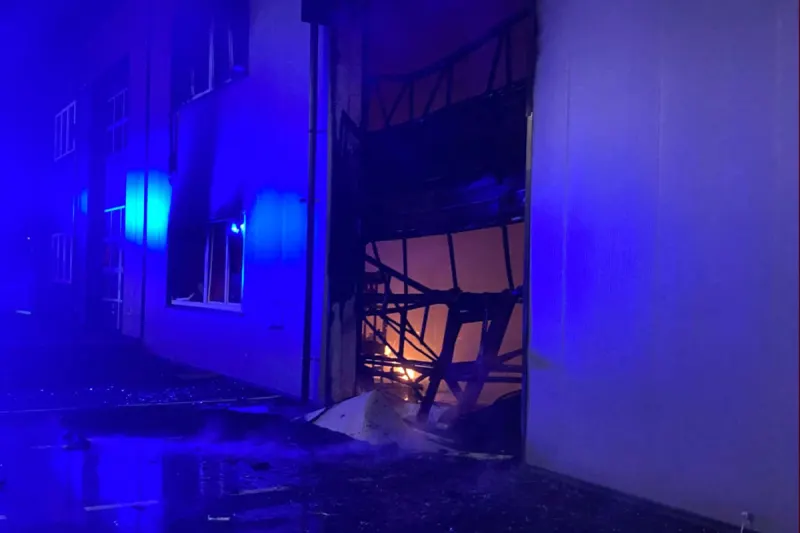 Regau – Brand in Gewerbehalle in der Nacht