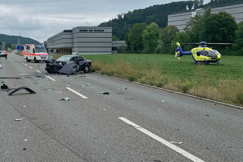 Heftiger Crash in Altishofen LU - Audi gerät auf die Gegenfahrbahn und trifft einen Anhängerzug der auf die Seite kippt!