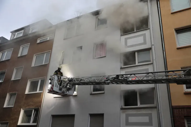 Essen-Nordviertel – Kellerbrand in einem Mehrfamilienhaus – Mehrere Personen über Drehleitern gerettet