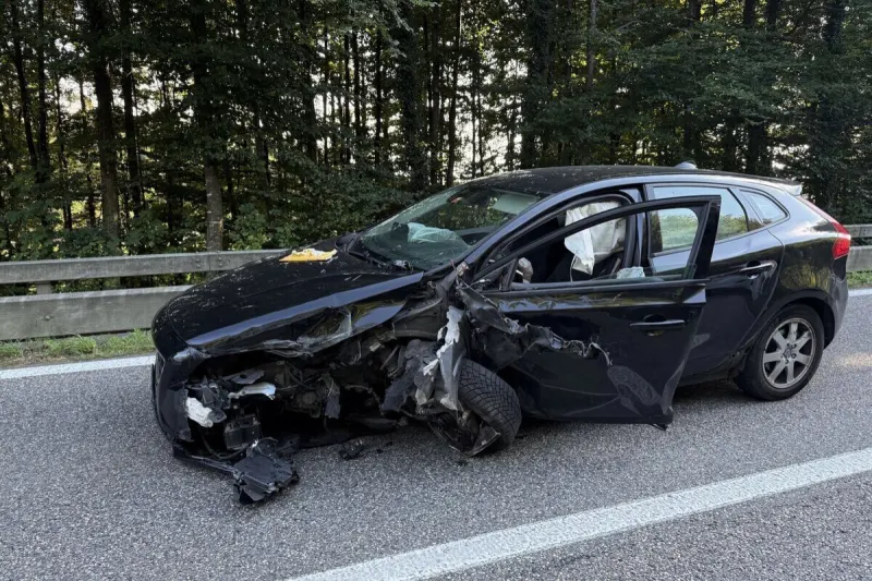 Tegerfelden AG – Auto prallt bei Unfall in Linienbus