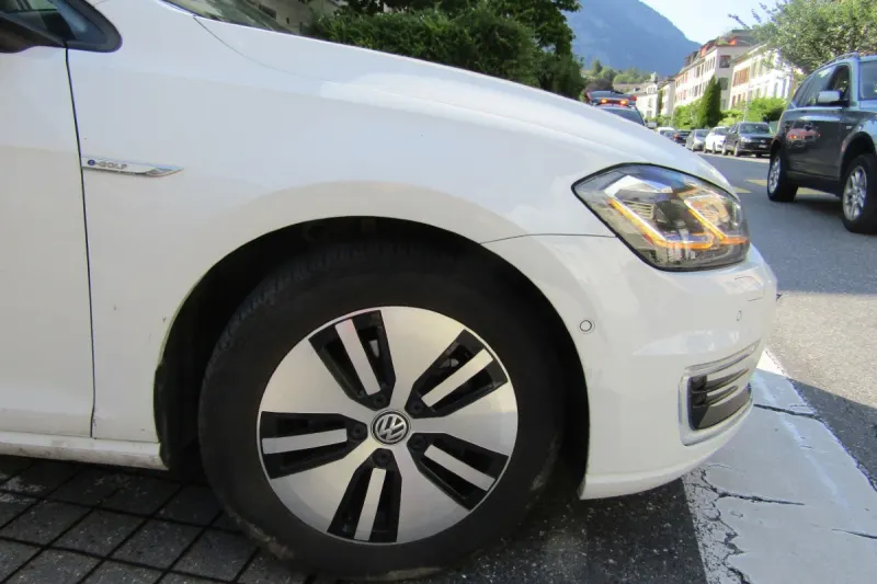 Glarus - Autolenker übersieht Velofahrer