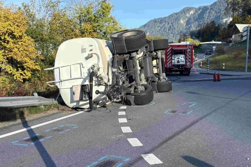 Unfall in Ilanz GR – Tankanhänger kippt im Kreisel