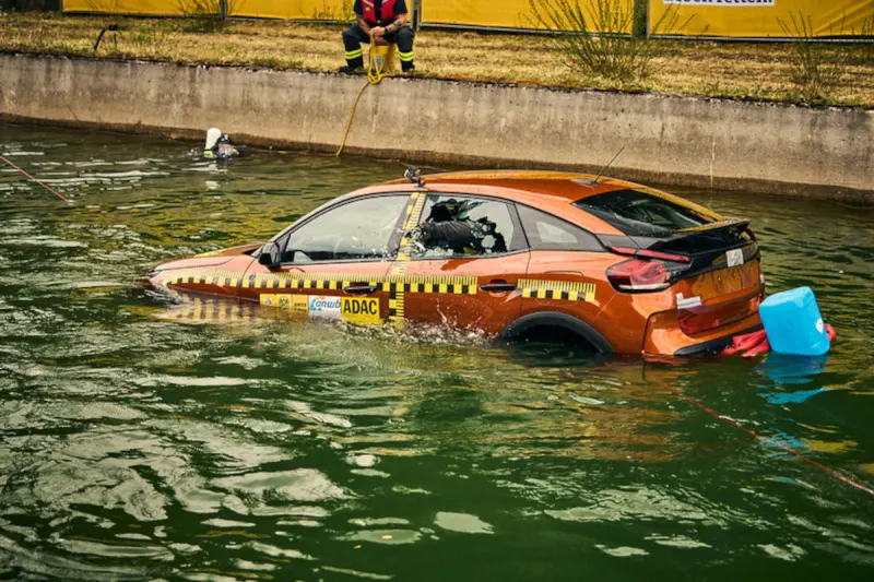 Auto landet im Wasser – So handeln Sie richtig