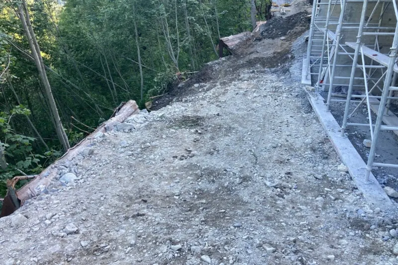 St. Antönien GR - Arbeiter konnte rechtzeitig vom Dumper abspringen