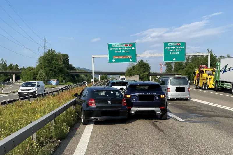 A3 Kaiseraugst AG – Auffahrkollision mit vier beteiligten Personenwagen