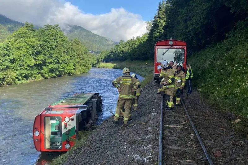 Schwerer Unfall in Kendlbruck - Zug mit 40 Schülern entgleist