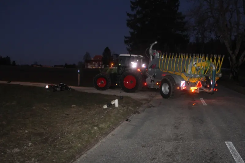 Les Genevez JU – Motorradfahrer bei Unfall mit Traktor verletzt