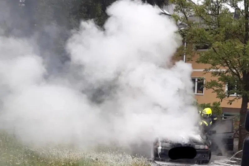 Lind ob Velden - Parkender PKW fing Feuer