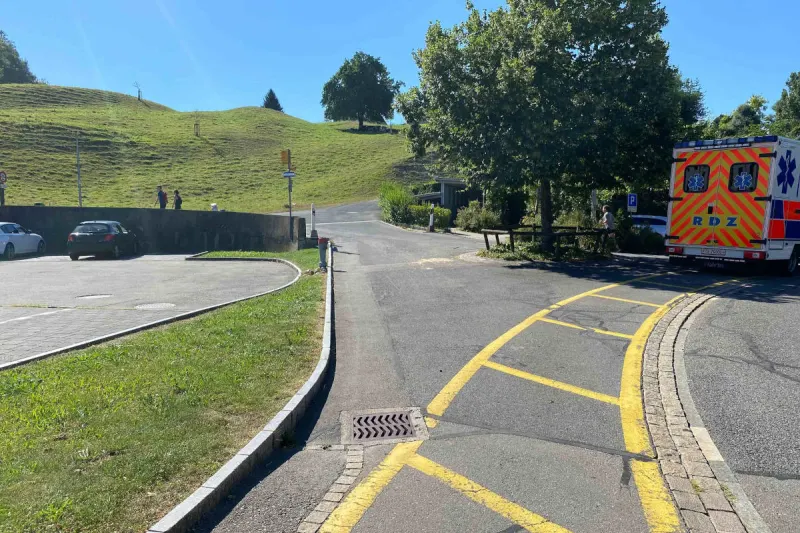 Baar ZG – E-​Bike-Fahrerin verunfallt