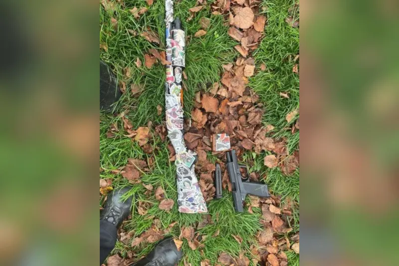 Schwerin –  In Militärverkleidung und bewaffnet in der Altstadt unterwegs