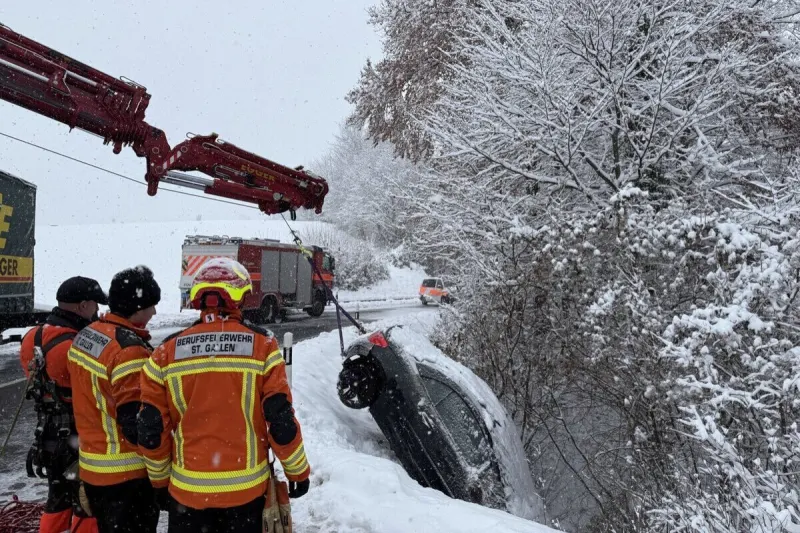 St.Gallen – Unfall im Schnee - Auto stürzt in Waldstück