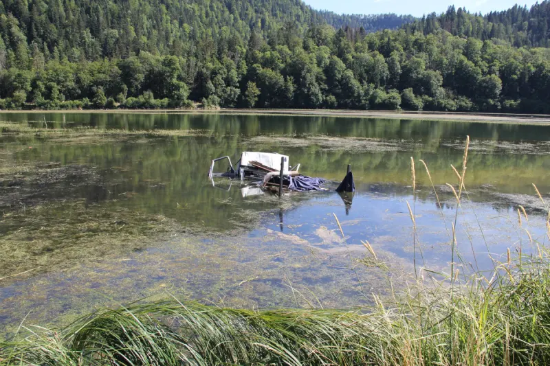 Les Bois JU – Fahrzeug stürzt mehrere hundert Meter eine Böschung hinunter und in einen Fluss