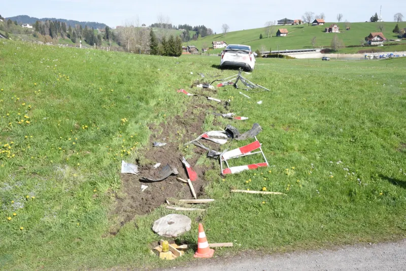 Einsiedeln SZ – Autofahrer bei Selbstkollision lebensbedrohlich verletzt