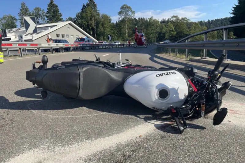 Schindellegi SZ – Motorradfahrer bei Selbstkollision erheblich verletzt