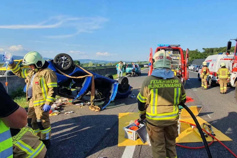 Blindenmarkt - Acht Verletzte bei schwerem Unfall auf der Autobahn
