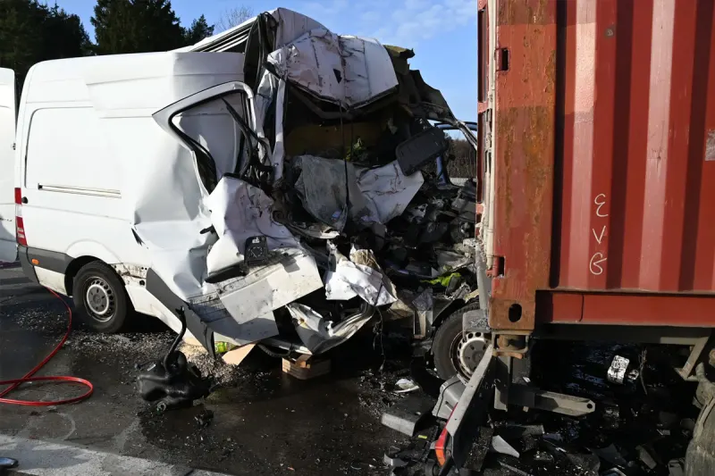 A7 Toppenstedt – Beifahrer stirbt bei Auffahrunfall am Stauende