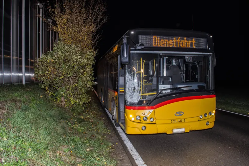 Basadingen TG - Velofahrer von Postauto erfasst und lebensbedrohlich verletzt