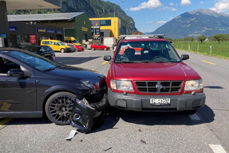 Netstal GL – Kollision zweier Autos an einer Tankstelle