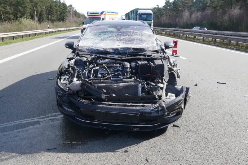 A1 bei Heidenau - Autobahnpolizei sucht Zeugen nach Verkehrsunfall