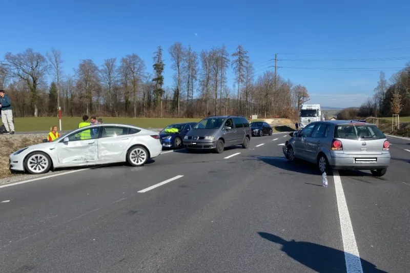 Drama in Lenzburg AG - VW Polo-Mitfahrerin stirbt nach Kollision mit Tesla!