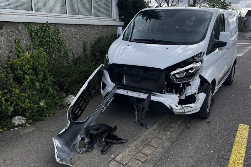 Romanshorn TG - Unfall zwischen Lieferwagen und Lastwagen