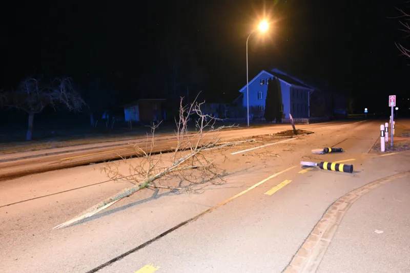 Unfall in Rossrüti SG – Lenker prallt in Verkehrsinsel