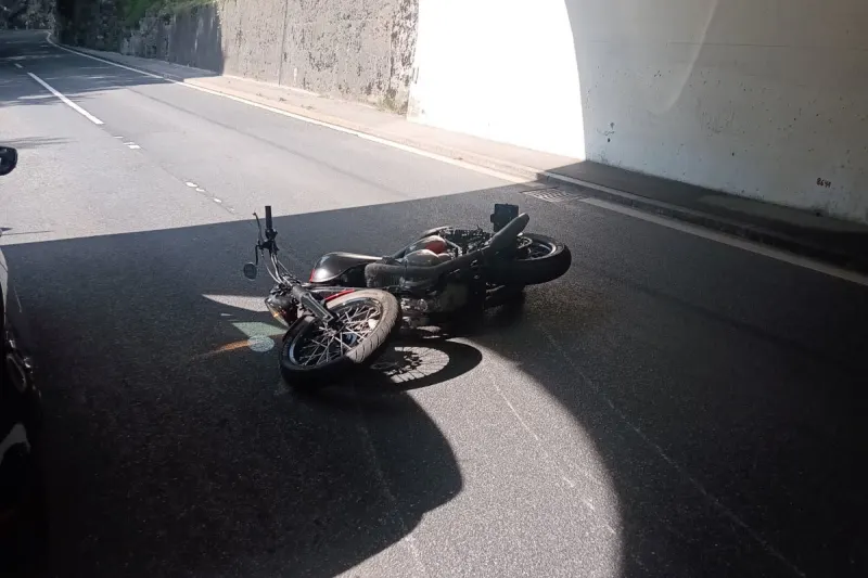 Vorderthal SZ – Motorradfahrer bei Unfall schwer verletzt