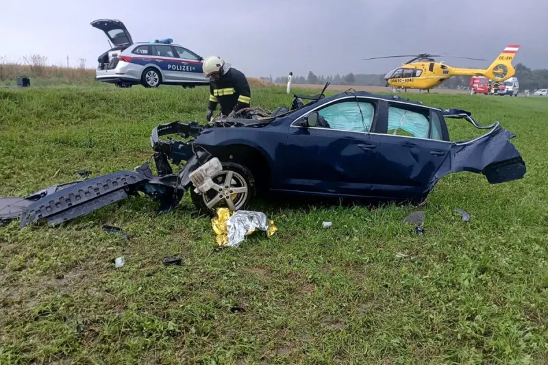 Unfall in Esternberg OÖ –  Auto zerteilt bei Aufprall