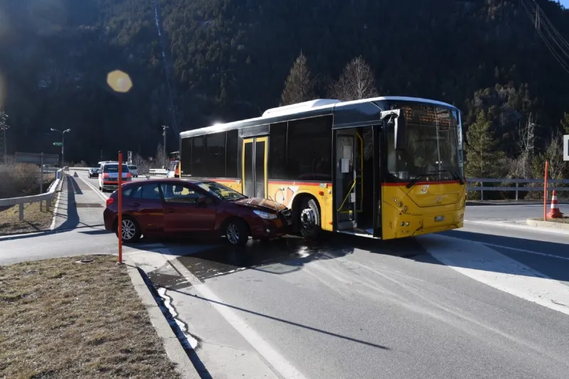 Rothenbrunnen GR -  Postauto und Auto kollidieren