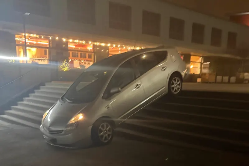 Hochdorf LU – Auto bleibt auf Treppe stecken