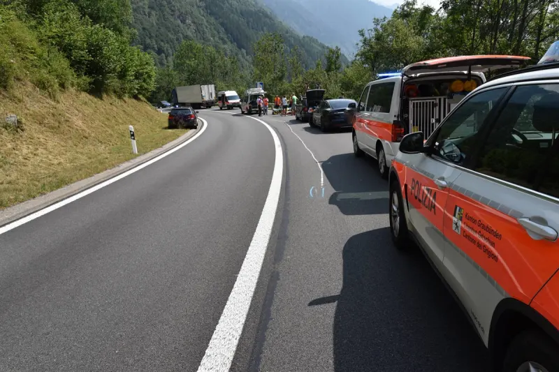 Mesocco GR – Kollision zwischen Roller und Sattelschlepper fordert schwer verletzten Zweiradfahrer